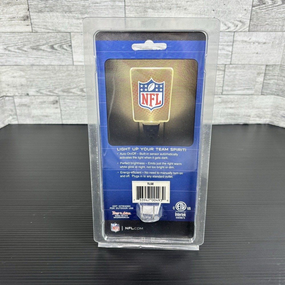 SEATTLE SEAHAWKS TEAM FROSTED NIGHT LIGHT PLUG-IN LED W/LIGHT SENSOR NEW - Picture 3 of 9